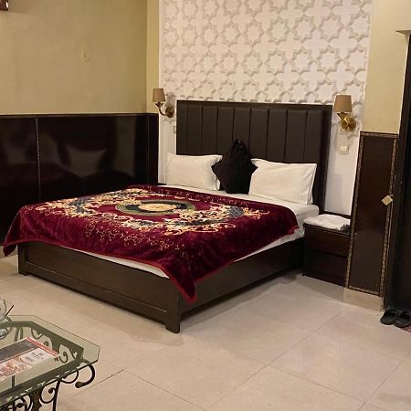 Hotel Royal One Multan Esterno foto