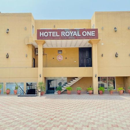 Hotel Royal One Multan Esterno foto