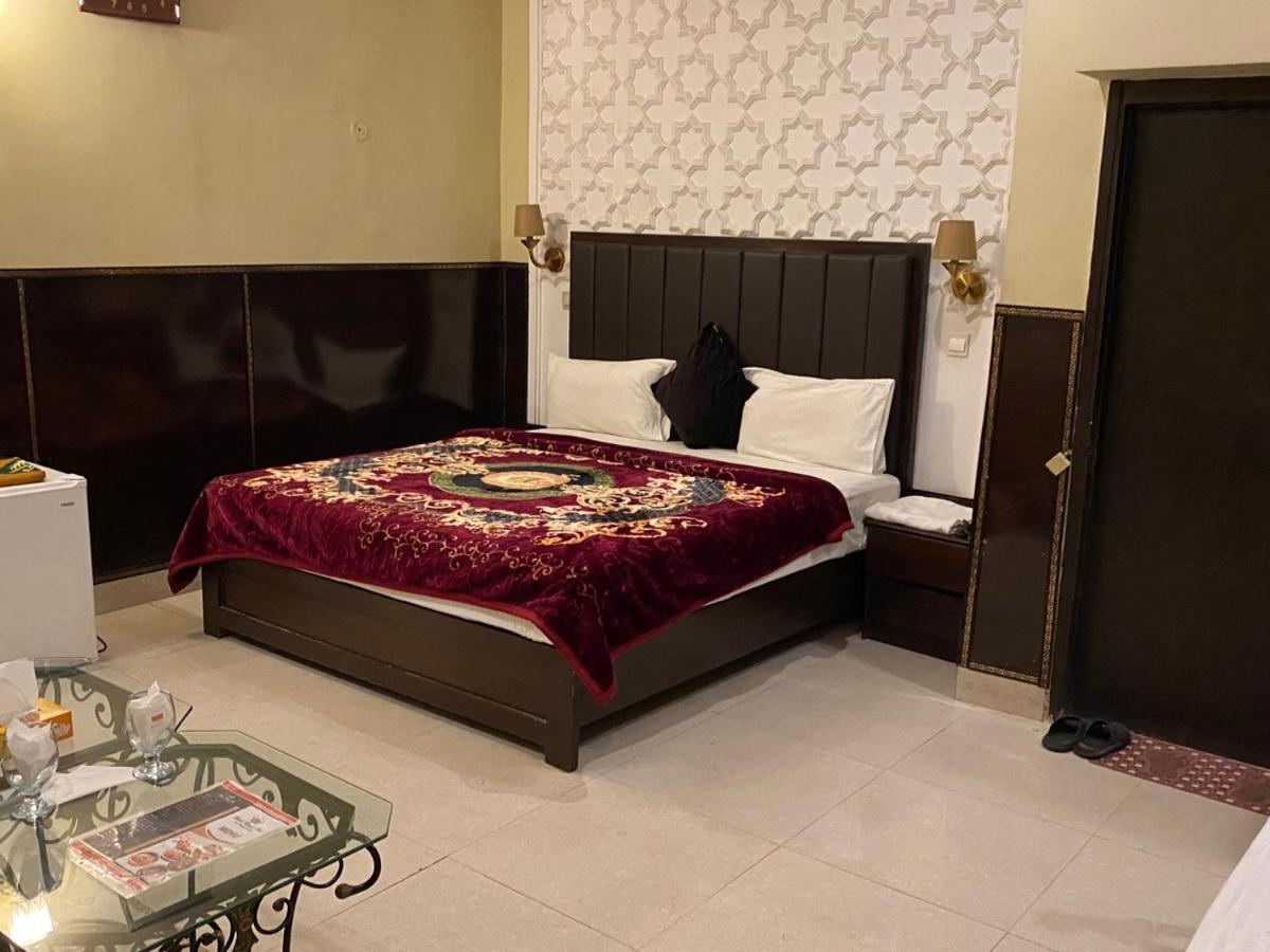 Hotel Royal One Multan Esterno foto