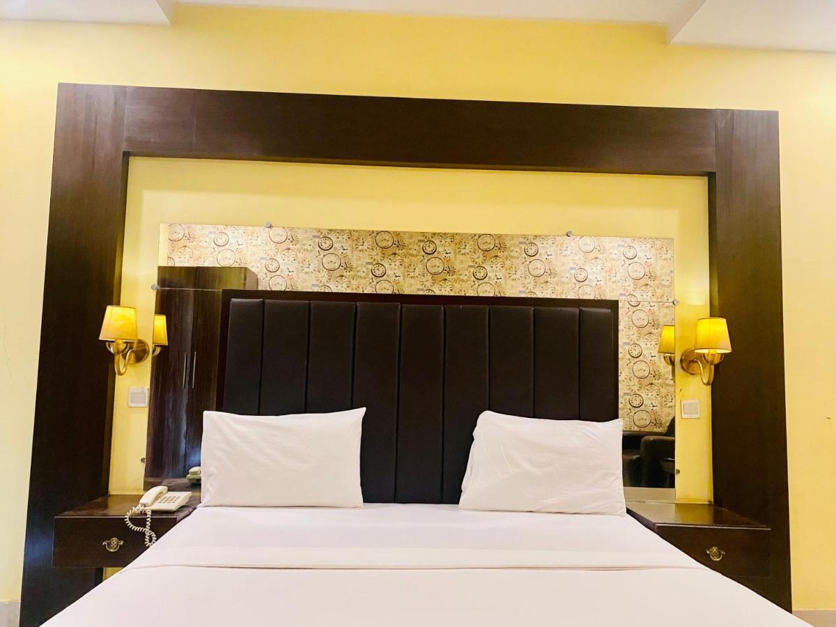 Hotel Royal One Multan Esterno foto
