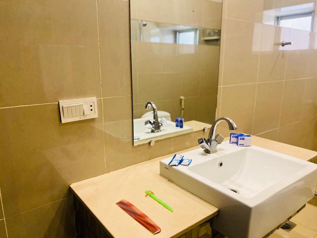 Hotel Royal One Multan Esterno foto