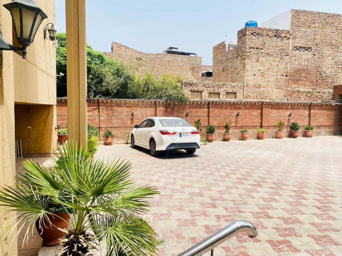 Hotel Royal One Multan Esterno foto