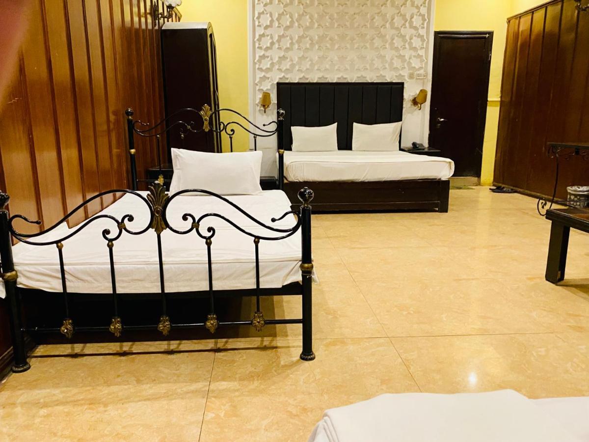 Hotel Royal One Multan Esterno foto