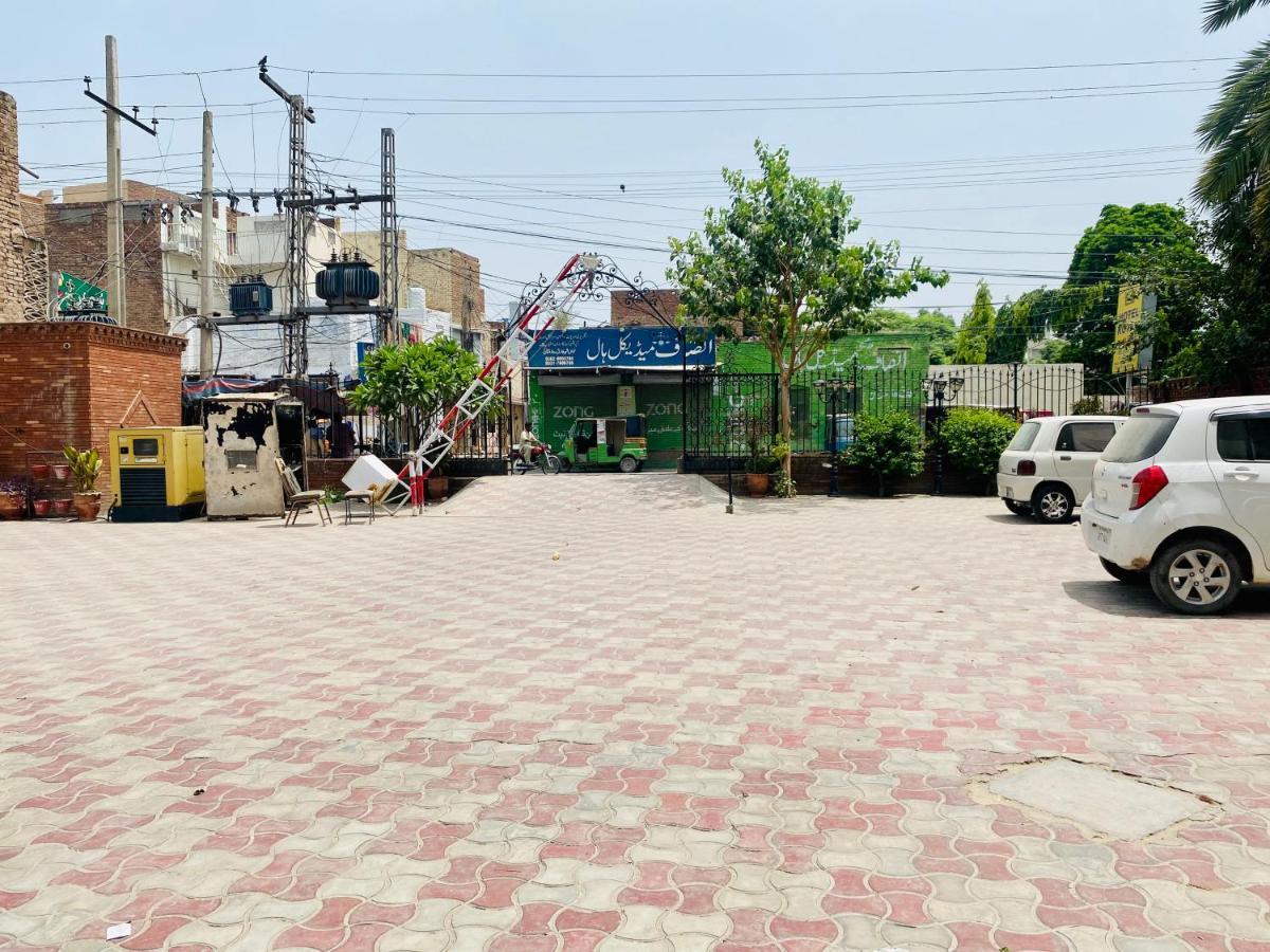 Hotel Royal One Multan Esterno foto