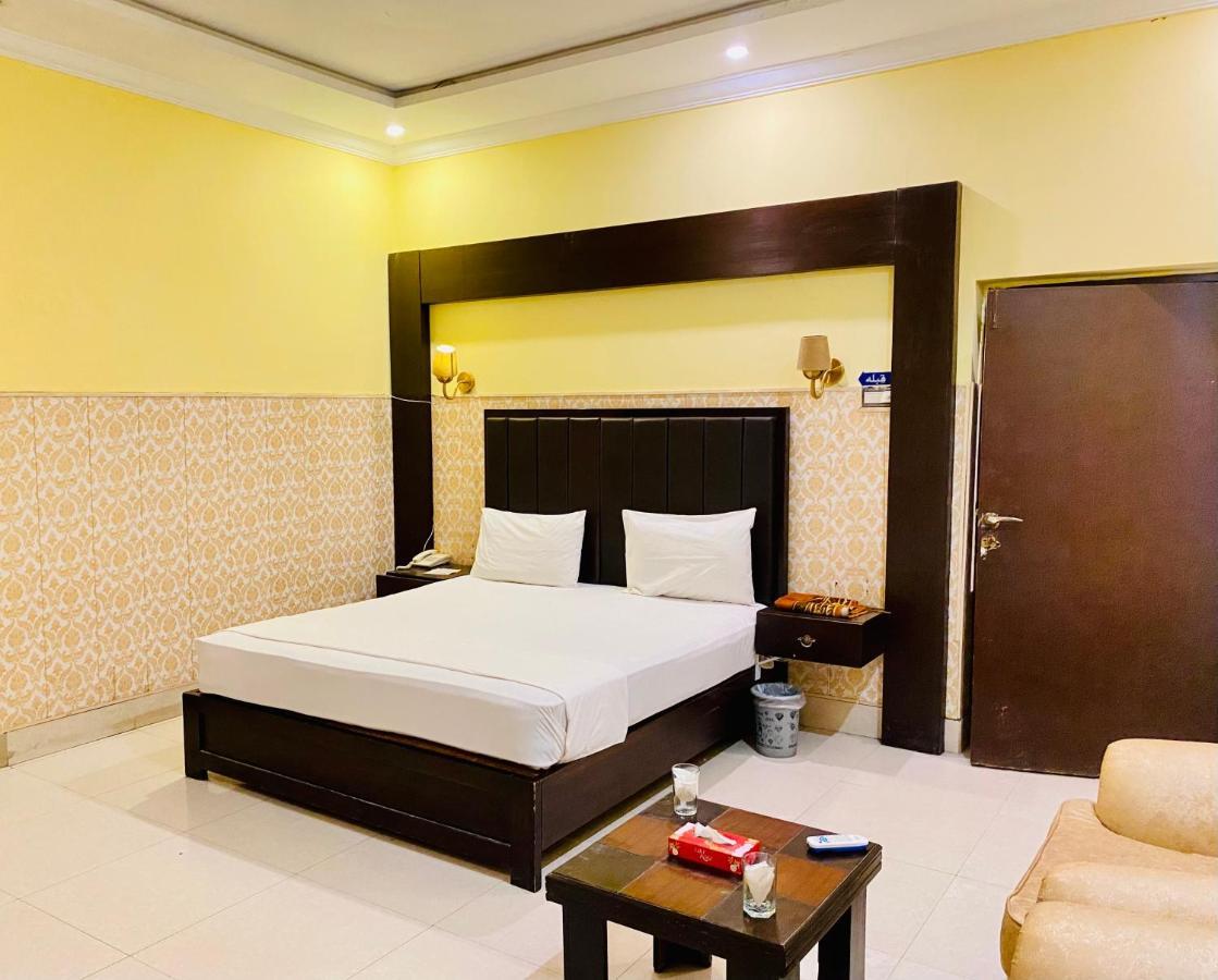 Hotel Royal One Multan Esterno foto