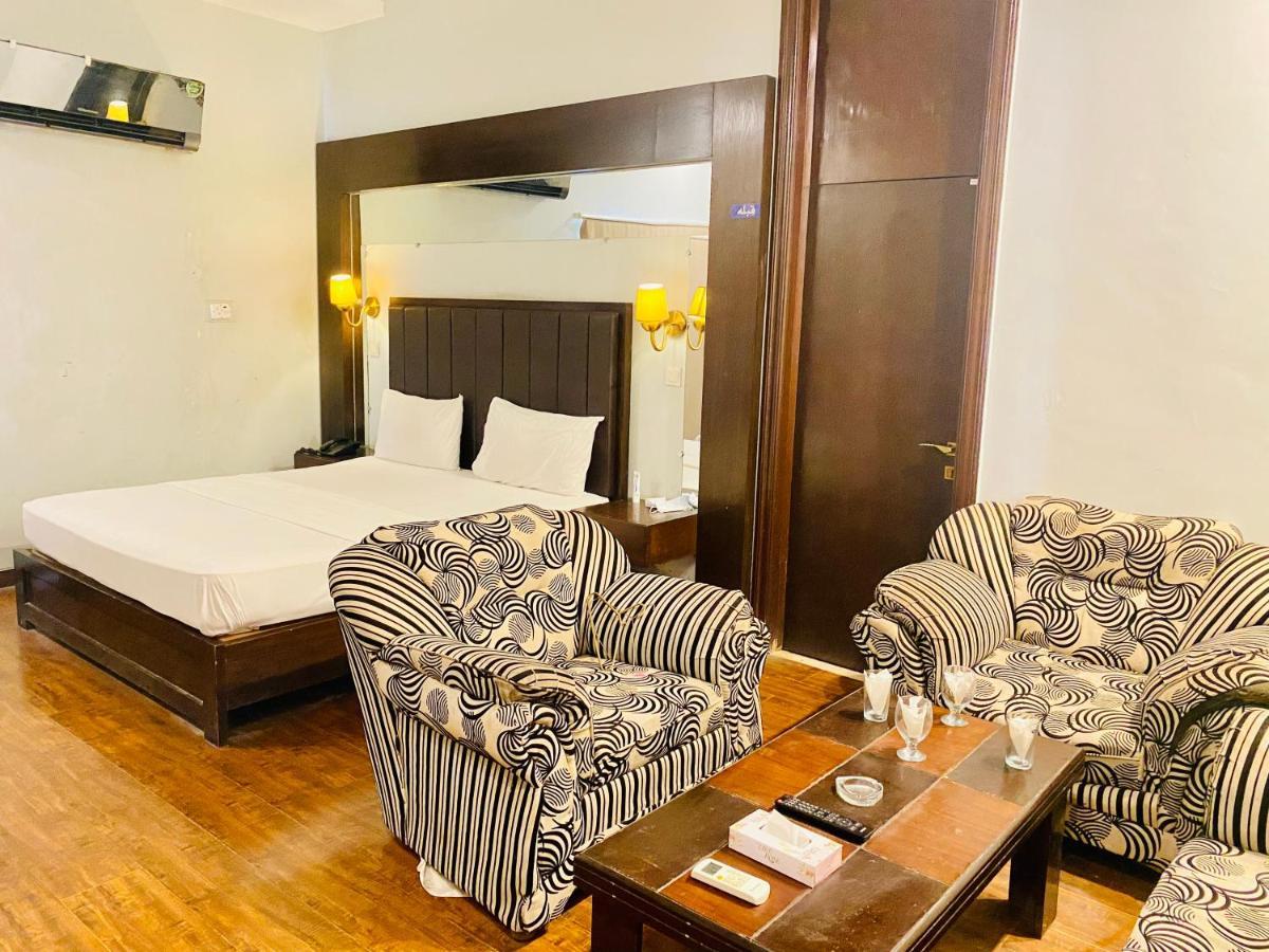 Hotel Royal One Multan Esterno foto