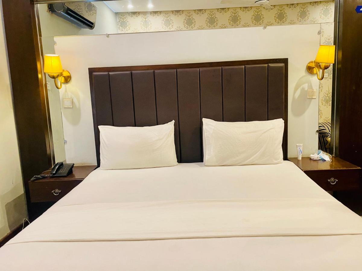 Hotel Royal One Multan Esterno foto