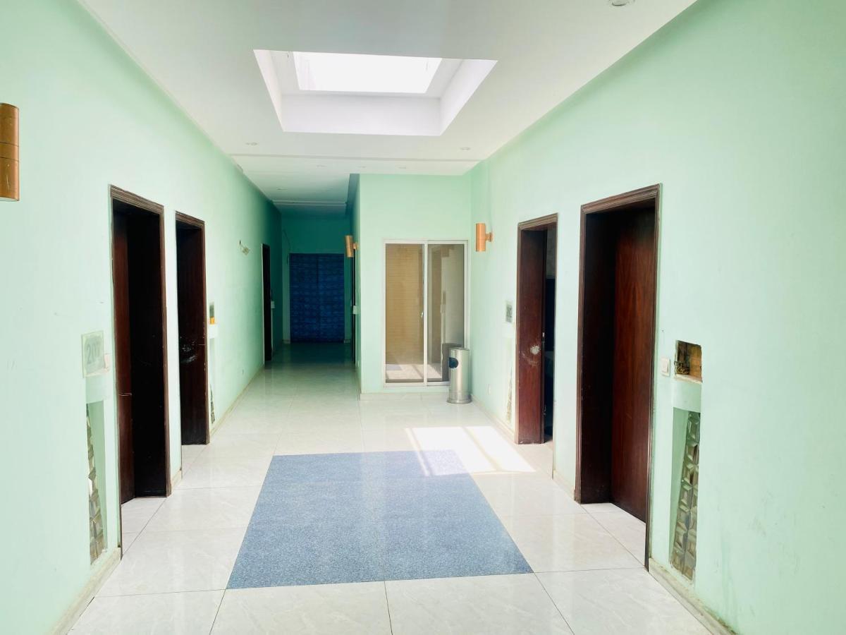 Hotel Royal One Multan Esterno foto