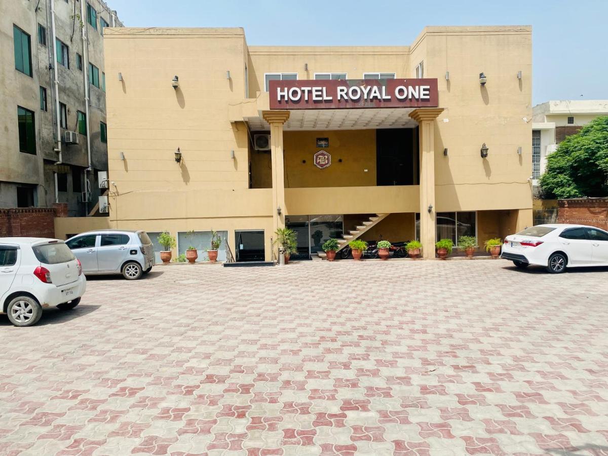 Hotel Royal One Multan Esterno foto