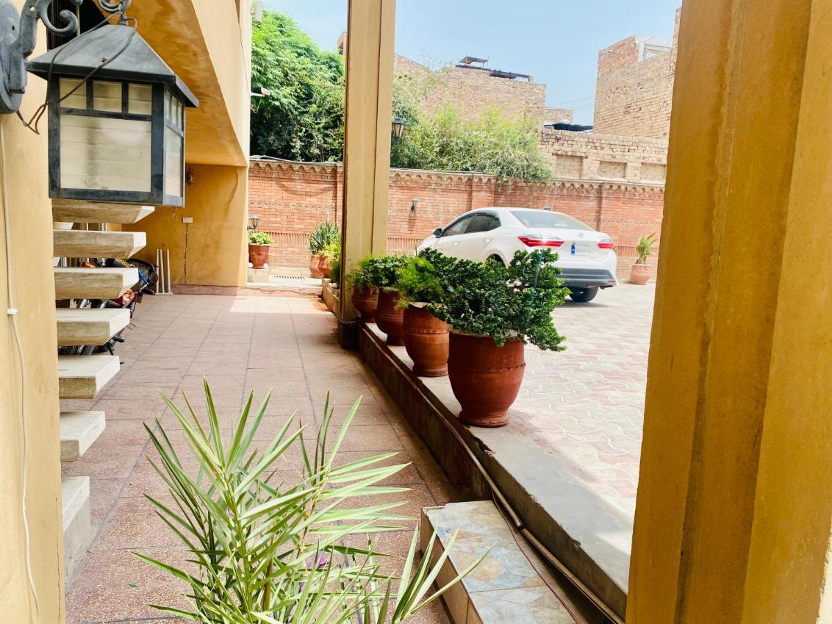 Hotel Royal One Multan Esterno foto