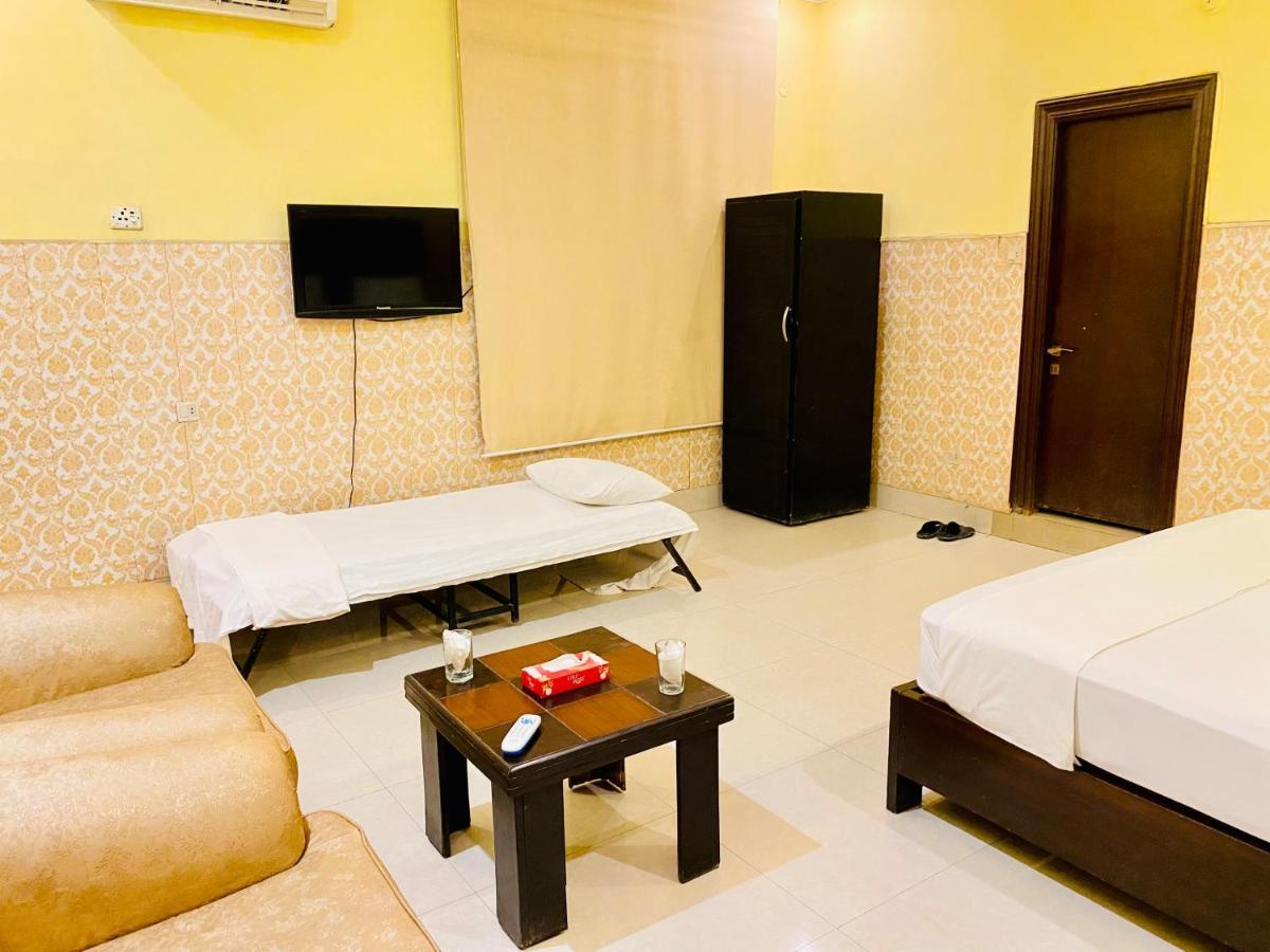 Hotel Royal One Multan Esterno foto