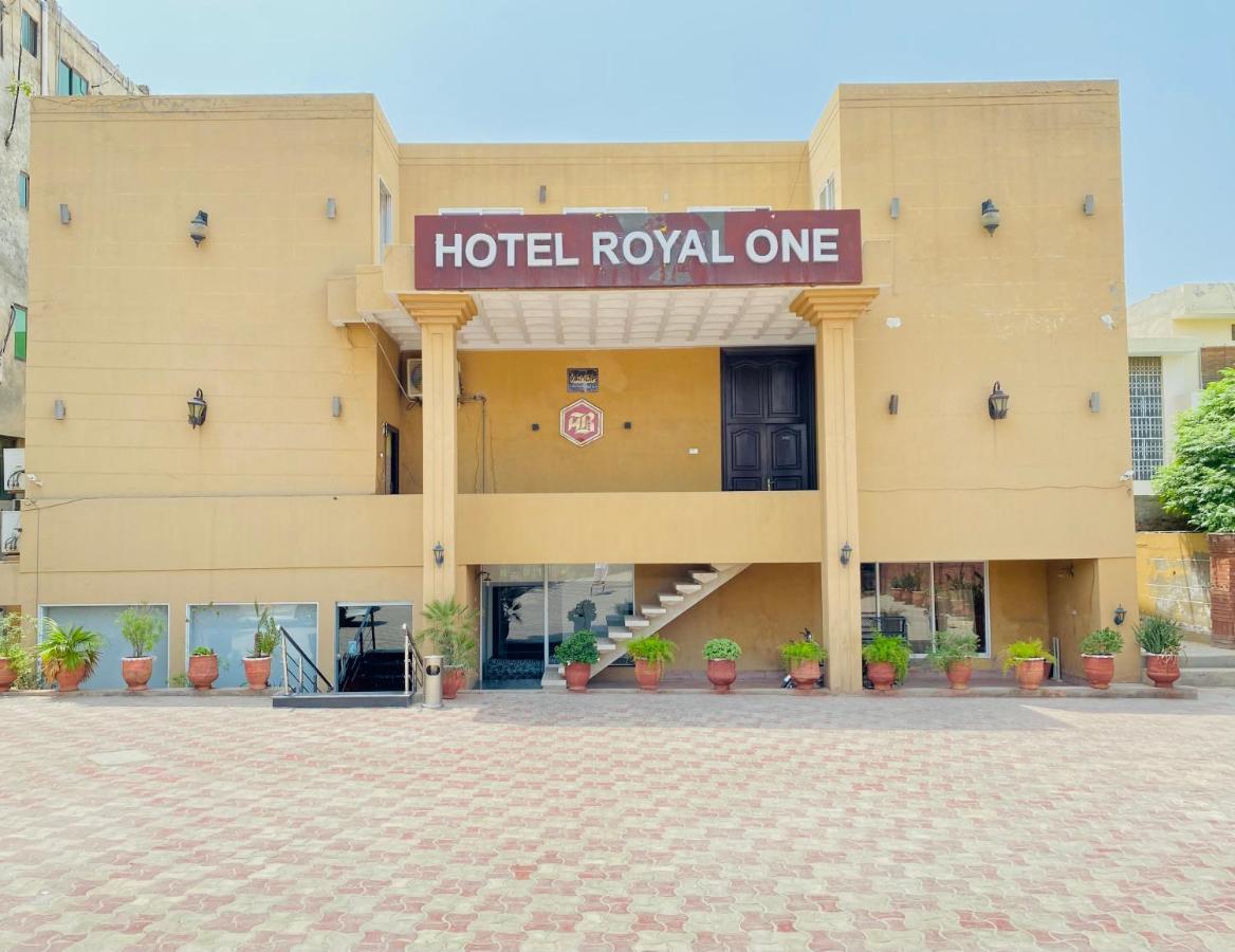 Hotel Royal One Multan Esterno foto
