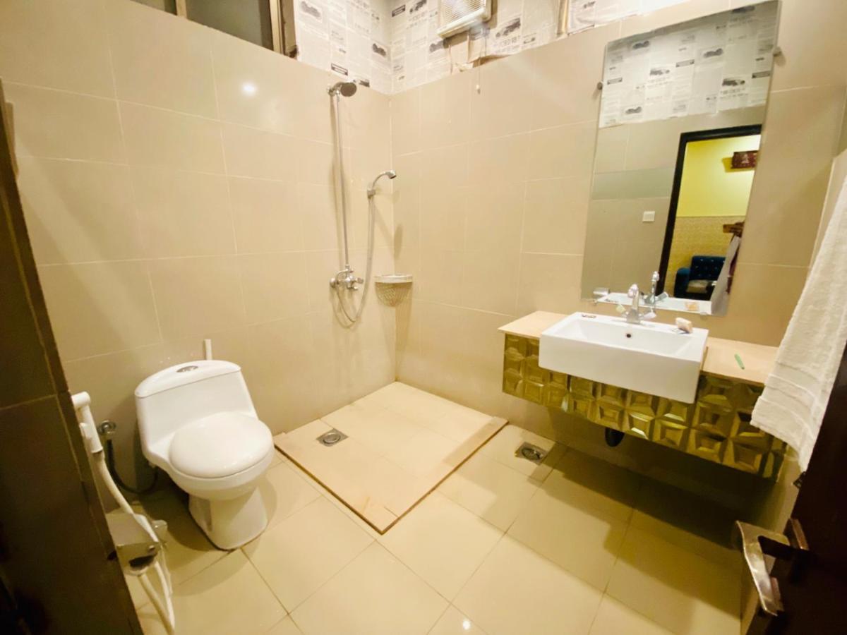 Hotel Royal One Multan Esterno foto