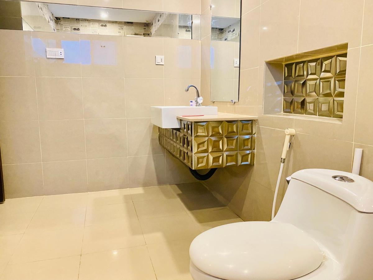 Hotel Royal One Multan Esterno foto